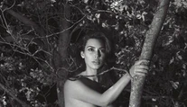 Nahá Kim Kardashian na strome. Bradavky jej zakrývajú iba hviezdičky