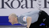 VIDEO: Na mol opití curleri lámali metly a hrubo nadávali, museli ich vylúčiť z turnaja