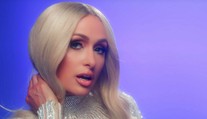 Paris Hilton znova spieva. Nič horšie ste už dlho nepočuli