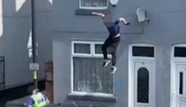 VIDEO: Útek mu nevyšiel. Podozrivý sa chcel pred policajtmi ukryť na streche, následne z nej spadol