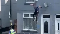 VIDEO: Útek mu nevyšiel. Podozrivý sa chcel pred policajtmi ukryť na streche, následne z nej spadol