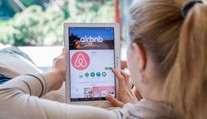 Ubytovacia služba Airbnb má problém. Paríž ju chce zažalovať