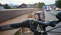 Opitý cyklista vrazil do chodca. Nehoda mala nečakaný koniec