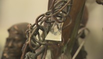 Slovenský sochár, ktorý sa nebojí experimentovať. Diela vytvára z bronzu, rohožiek aj lán