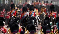 Kráľovská oslava narodenín. Karol III. prišiel na vojenskú prehliadku prvýkrát ako panovník