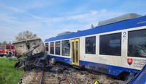 VIDEO: Kamera zachytila tragickú zrážku. Vodič neprežil, vlak sa vykoľajil