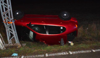 FOTO: Auto skončilo neďaleko Tornale na streche, vodič (18) a spolujazdkyňa (14) sú vážne zranení