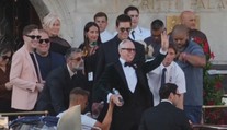 Novomanželia Bezosovci a celebritní hostia opúšťajú Benátky. Pozrite si to najlepšie z okázalého párty maratónu