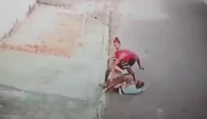 VIDEO: Agresívny pitbul napadol malé dieťa. Na pomoc mu pribehol mladý otecko