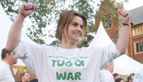 Tisíce ľudí spomínali na zabitú poslankyňu v deň jej nedožitých 42. narodenín
