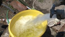 S nebezpečnou vodou sa trápia už roky. Mesačne za pitnú míňajú aj 50 eur
