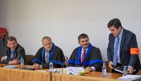 Kauza zmenky: Po výpovedi Tótha súd pojednávanie prerušil, pokračovať bude v októbri