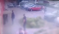 VIDEO: Brutálny útok pred obchodným centrom v Košiciach. Muž bodal do brucha aj chrbta