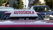 Strhol žiakovi volant a chcel prejsť pár na priechode pre chodcov. Inštruktor autoškoly čelí obžalobe