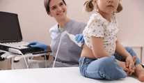 Keď dieťa bolí bruško, problém môže byť v obličkách. Lekár upozorňuje na dôležitý varovný signál