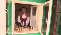 Mladá Lúčničanka si zamilovala 80-ročnú drevenicu. Žije to, čo spieva v ľudových piesňach