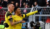 Dvojgólový Sancho pomohol Dortmundu na čelo Bundesligy, Bayern má zápas k dobru