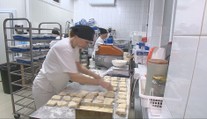 Aby sme mali ráno čerstvý chlieb, oni pracujú celú noc. S kamerou sme nazreli do pekárne