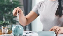 Prvá brigáda aj výplata. Finančný expert radí, ako neurobiť najväčšiu chybu