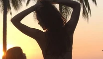 To sa tak často nevidí. Victoria Beckham vytrčila zadok v bikinách