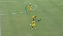 VIDEO: Z jeho úmyslu behá mráz po chrbte. Futbalista dostal doživotný trest po brutálnom faule