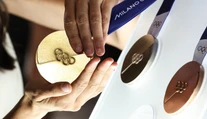 Na pódiu budú žiariť, v číslach ešte viac. Olympijské medaily budú najdrahšie v histórii