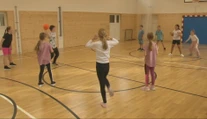 Doteraz si žinenky rozkladali na chodbe. Deti v škole vo Svätom Antone sa dočkali novej telocvične