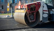 Desivá tragédia. Otec zomrel pred očami dcéry, rozdrvil ho cestný valec