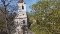 Dvestoročný kostol sa veriacim rozpadáva nad hlavami. Strecha môže každú chvíľu povoliť