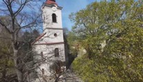 Dvestoročný kostol sa veriacim rozpadáva nad hlavami. Strecha môže každú chvíľu povoliť