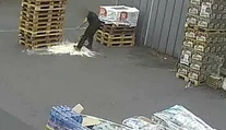 VIDEO: Zlodej piva zažil jednu katastrofu za druhou. Mimoriadne nepodarenú krádež zachytila kamera