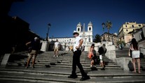 Nové pravidlo pre turistov v Ríme: Za sedenie na vyhľadávanom mieste je mastná pokuta