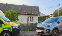 Seniorka bojovala o život, sused autom blokoval sanitku. Ste na mojom pozemku, hádal sa so záchranármi