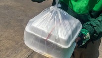 „Každý deň si niečo zoberiem.“ Kuriér na internete priznal, že odjedá z objednávok