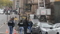 Zatkli ďalších piatich podozrivých z krádeže šperkov v Louvri