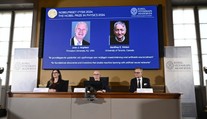 Nobelovu cenu za fyziku dostali vedci za výskum strojového učenia