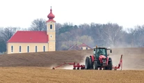 NAKA obvinila dve poľnohospodárske firmy z pokusu o podvod