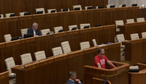 VIDEO: Ďalší rozruch v parlamente. Michala Šipoša odviedli z rokovacej sály pre tričko