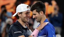 Djokovič sfúkol Pouilleho z kurtu a vo finále vyzve Nadala