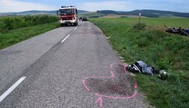 Vážna nehoda v Radošovciach: Motorkár nezvládol predbiehanie, zrazil sa s autom
