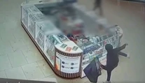 Nehorázna drzosť. Maskovaný muž rozkopal v nákupnom centre vitríny s mobilmi, po útoku pokojne zmizol