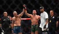 Titulové bitky na UFC 312 boli jednoznačné. Du Plessis zlomil súperovi nos, Zhangová potvrdila dominanciu