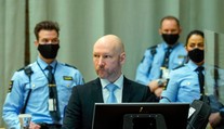 Breivik znova žaluje štát, proces sa začne v januári