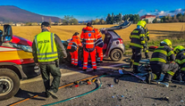 Vážna nehoda pri Rožňave. Osobné auto sa zrazilo s kamiónom, ženu v kritickom stave bral do nemocnice vrtuľník