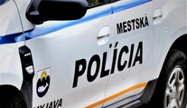 Nový trik podvodníkov. Chodia po domoch a ponúkajú opravy, polícia varuje obyvateľov