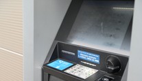 Krádež bankomatu v Ružomberku: Muž sa pokúsil o zvláštnu taktiku pod rúškom tmy, zachytila ho kamera