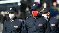 Talianski policajti protestujú: Nechcú nosiť ružové respirátory
