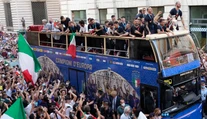 Taliani si vydobyli cestu otvoreným autobusom: Dlžíme to fanúšikom