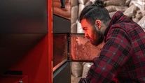 Pokuta až 500 eur: Mnoho Slovákov šetrí a spaľuje „chemický kokteil“ v peciach. Toto tam rozhodne nedávajte