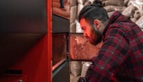 Pokuta až 500 eur: Mnoho Slovákov šetrí a spaľuje „chemický kokteil“ v peciach. Toto tam rozhodne nedávajte